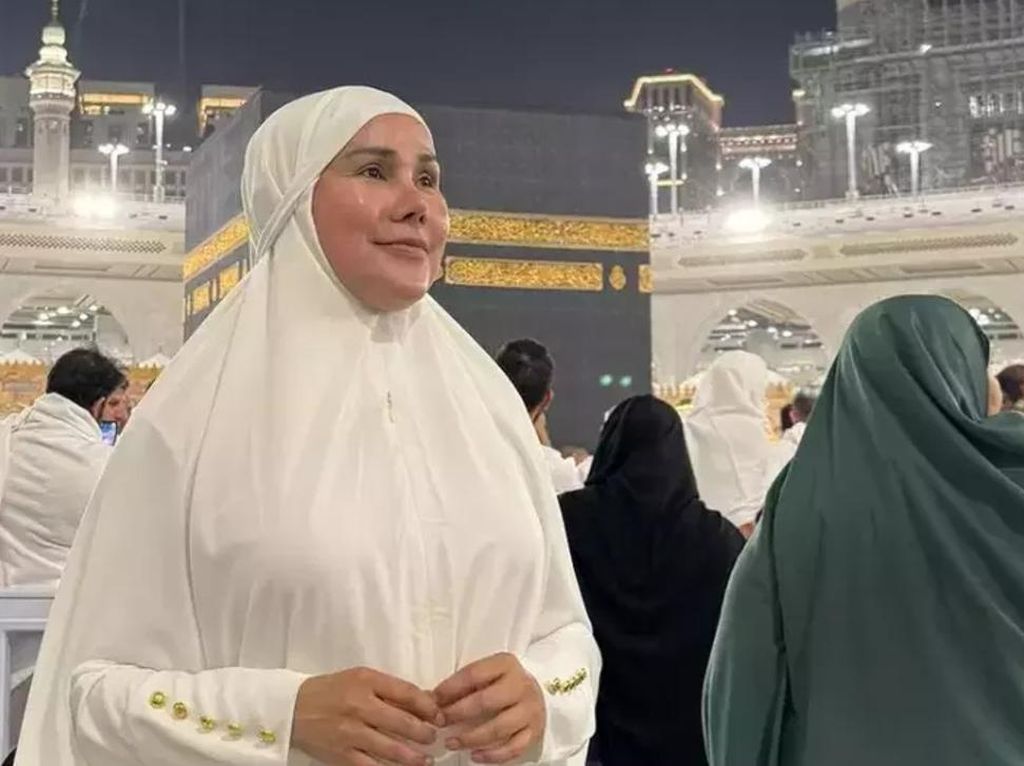 Babak Baru Transgender Isa Zega Usai Dipolisikan karena Umrah Berhijab